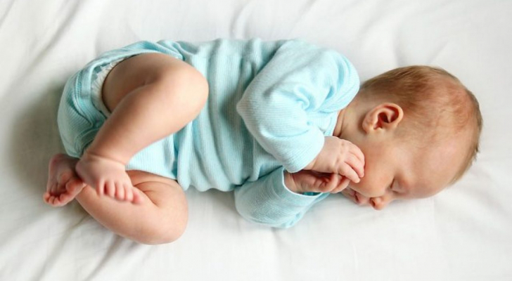 طُرق لمُساعدة الطفل الرضيع على النوم - فيديو